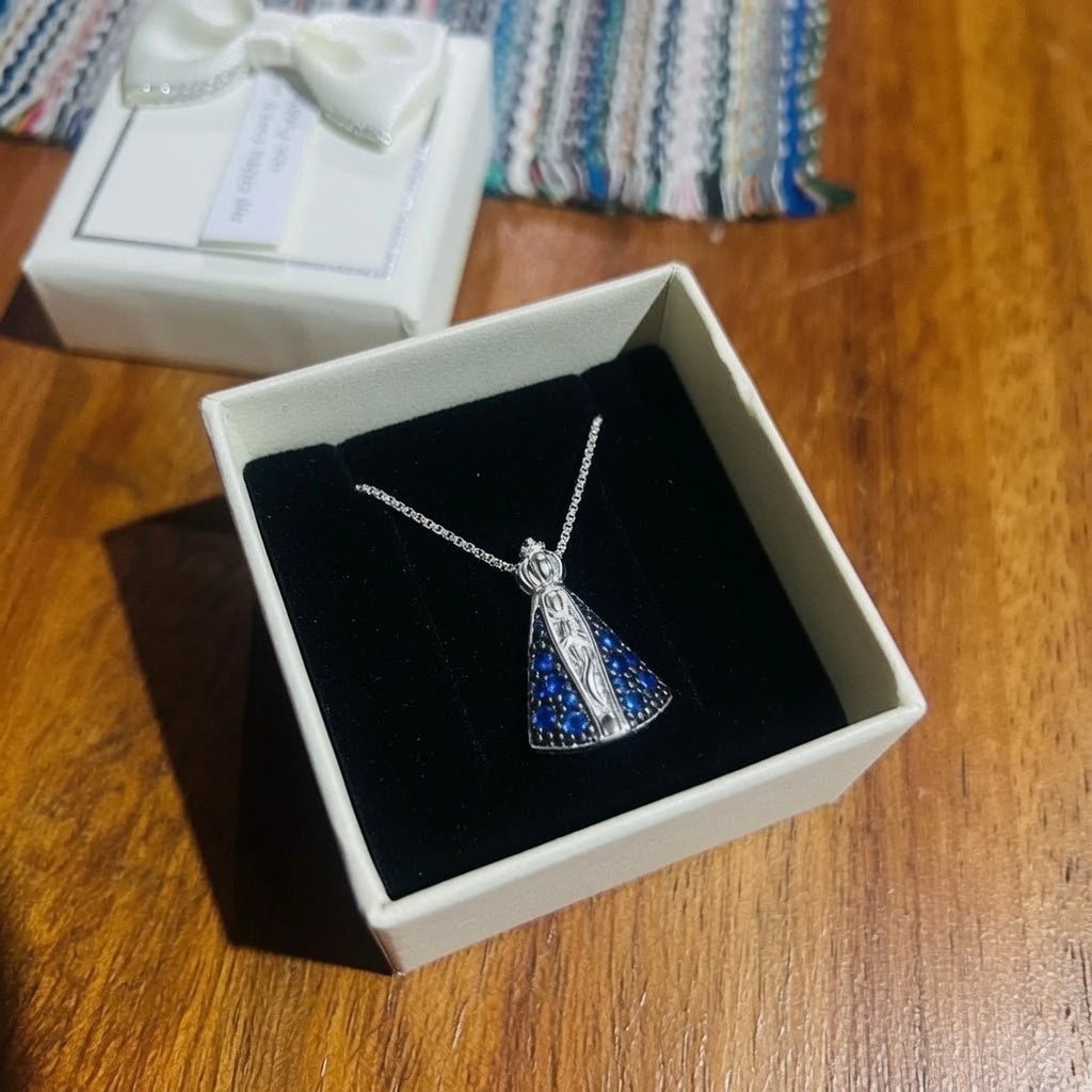 Colar feminino delicado com corrente veneziana e pingente Nossa Senhora Aparecida sendo usado no pescoço.