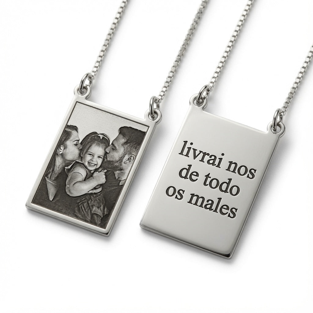 Lindo escapulário personalizado em prata legítima 925 com gravação dos dados de nascimento do bebê e pezinhos.