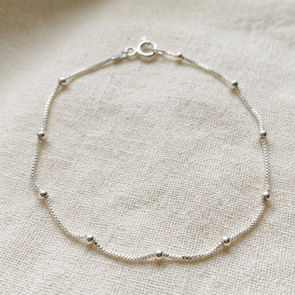 Pulseira infantil em prata 925 com pequenas bolinhas e acabamento elegante.