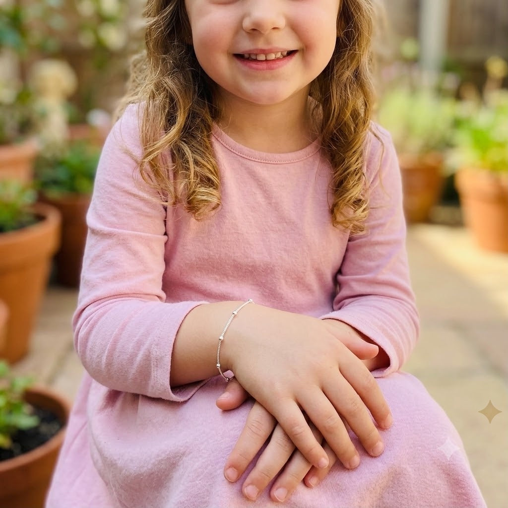Pulseira infantil feminina em prata 925 legítima com design delicado de bolinhas.