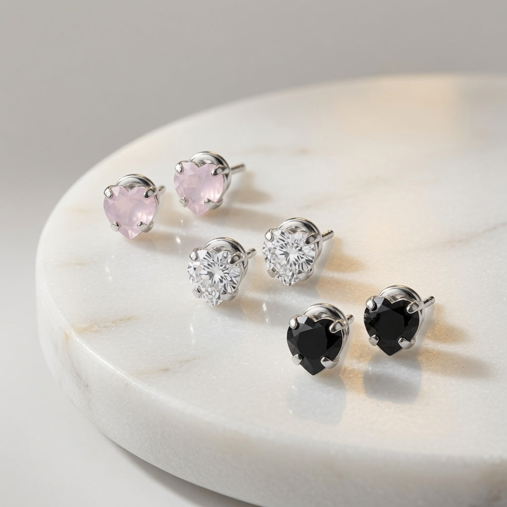 Trio de brincos infantis em prata 925 com zircônias nas cores cristal, rosa e preto.