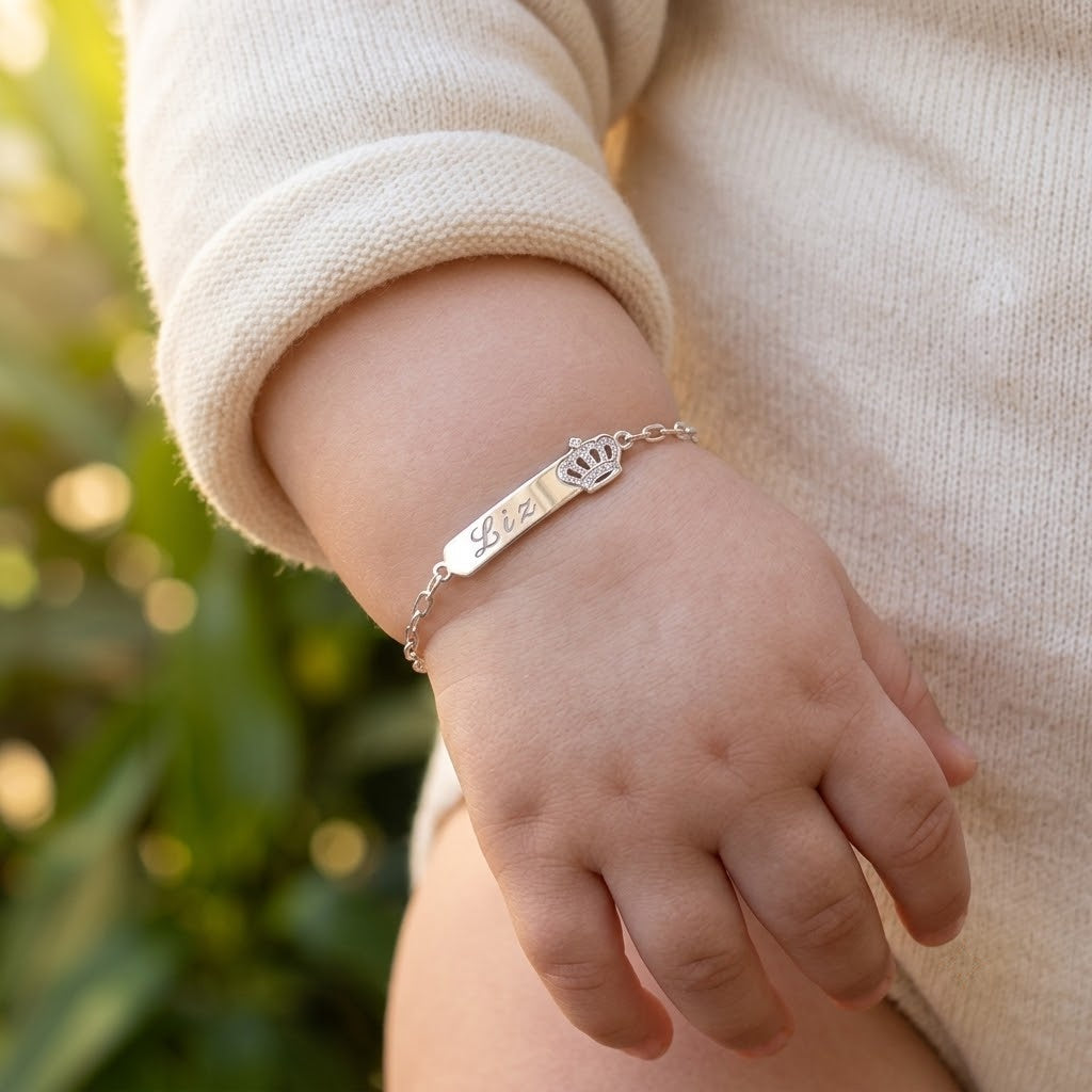 detalhe-coroa-pulseira-plaquinha-prata-infantil