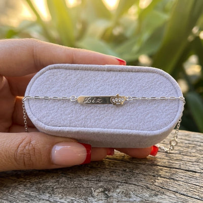 Pulseira de prata personalizada acomodada em uma linda caixinha de veludo para presente.