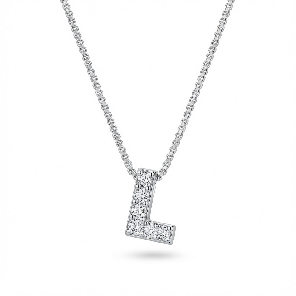 Colar feminino em Prata 925 com pingente de letra inicial mini cravejado com zircônias brancas.