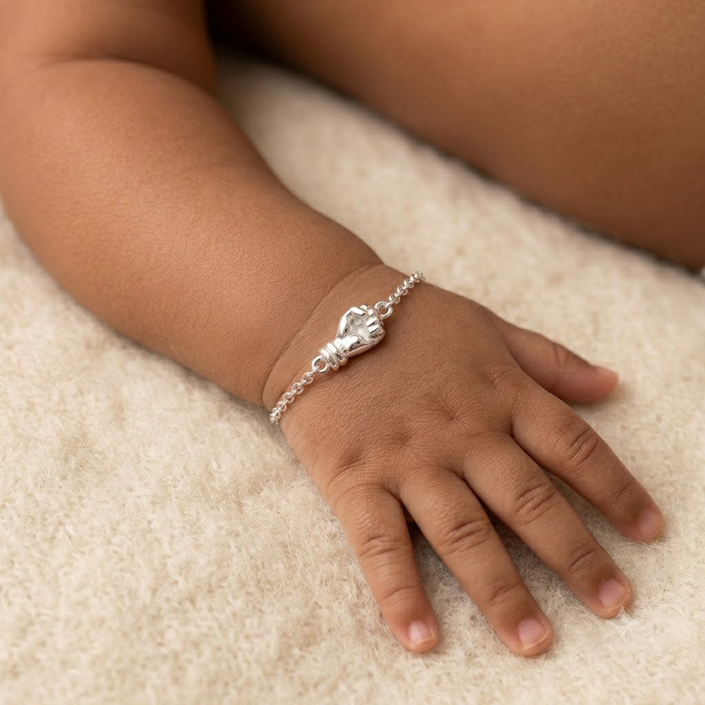 Pulseira infantil prata 925 com acabamento delicado e bolinhas polidas.