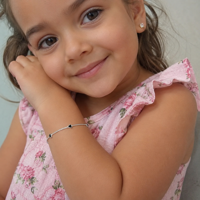 Pulseira infantil ajustável com detalhes em corações e acabamento sofisticado.