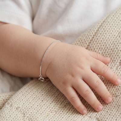 Pulseira infantil em prata pura 925 delicada e elegante.