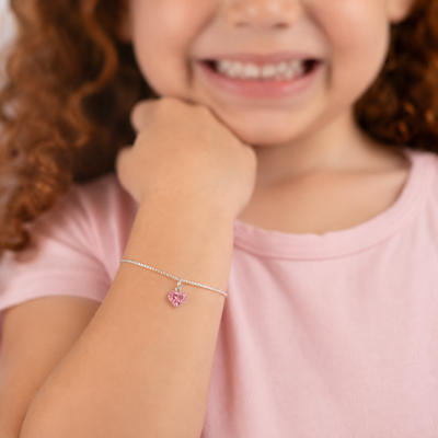 Detalhes da Pulseira Infantil em Prata 925 com coração delicado e acabamento refinado.